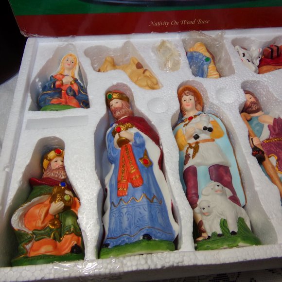11pc nativity set Porcelain figurines on wood base by International Bazaar EUC - Picture 7 of 14